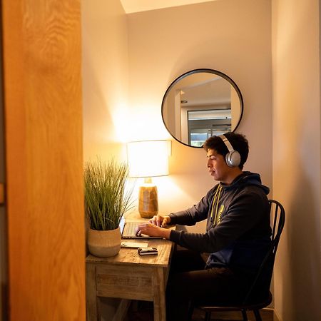 Alpenglow Lodge Sunny Studio With Sitting Area By Mva 惠斯勒 外观 照片